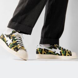 Adidas Originals Superstar by BAPE Due stretti collaboratori - adidas Originals e BAPE fanno squadra ancora una volta per la SS21, per commemorare il 50 ° anniversario dell'iconica sneaker adidas Superstar.