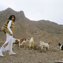 Arwa Al Banawi x Adidas Originals Forum Lo Questa stagione, adidas Originals e Arwa Al Banawi si uniscono per lanciare una versione attentamente studiata dell'iconica silhouette del Forum.