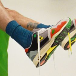 LE COQ SPORTIF E SVD REINVENTANO LE LCS R1000 CON L'ENERGY ROOSTER Le Coq Sportif collabora con Sivasdescalzo (SVD), iconico negozio di sneaker spagnolo, per offrire una versione elettrizzante di uno dei modelli più popolari del marchio francese.